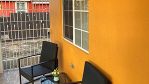 Terrace/patio - Charming 1-bedroom house with AC, WiFi in welcoming Falmouth (Falmouth)