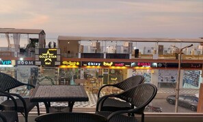 Outdoor dining - An elegant seafront apartment (Hurghada)