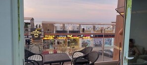 Outdoor dining - An elegant seafront apartment (Hurghada)
