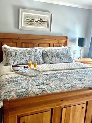 5 bedrooms, iron/ironing board, WiFi, bed sheets