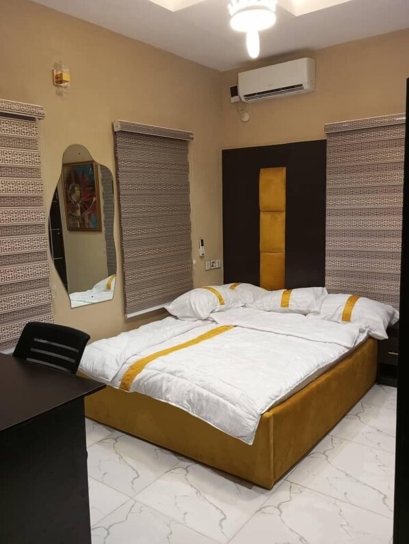 Standard Studio, Balcony