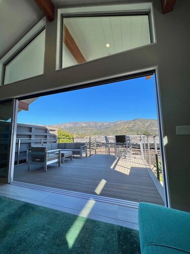 Stunning Hillview Suite near the beach