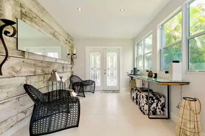 Living area - Tree House (Fort Lauderdale)