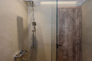 Shower, hair dryer, towels, shampoo