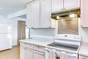 Fridge, microwave, oven, stovetop - Sunny Hilo Home w/ Game Room: Walk to Golf Course! (Hilo)