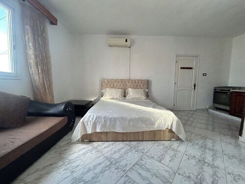 Studio cosy avec terrasse , vue montagne et mer.