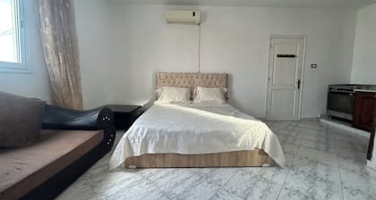 Studio cosy avec terrasse , vue montagne et mer.