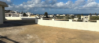 Studio cosy avec terrasse , vue montagne et mer.