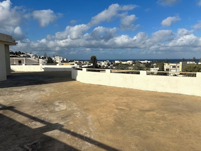 Studio cosy avec terrasse , vue montagne et mer.