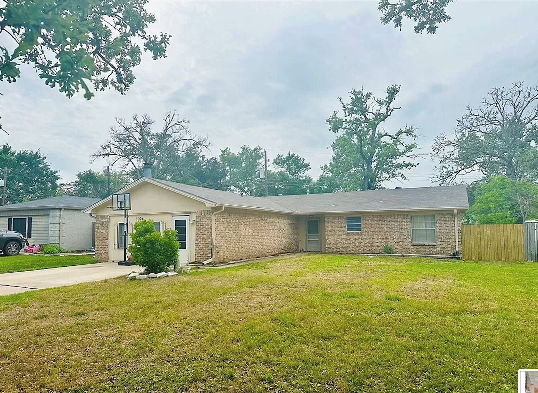 Charming 4-bedroom family home with AC and WiFi in Bryan with plenty of room!