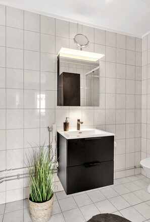 Shower, towels, toilet paper - Cozy 1-bedroom apartment downtown Tromsø (Troms)