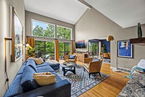 Living area - Luxe Mountain Home: Hot Tub, Sauna, Firepit, Games (Black Mountain)