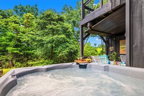 Outdoor spa tub - Luxe Mountain Home: Hot Tub, Sauna, Firepit, Games (Black Mountain)