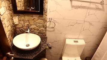 Classic Double Room, 1 Bedroom | Bathroom | Towels, soap, toilet paper
