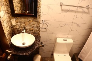 Classic Double Room, 1 Bedroom | Bathroom | Towels, soap, toilet paper