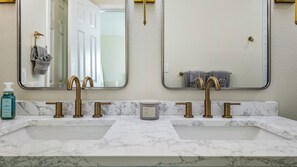 Serviettes fournies, savon, shampoing, papier toilette