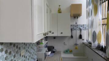 Mikrowelle, Ofen, Herdplatte, Wasserkocher mit Kaffee-/Teezubehör