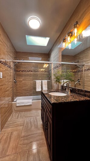 Hair dryer, towels, soap, shampoo - Hidden Gem Townhome with 2 BRs -University City -near UPenn&Drexel (Philadelphia)
