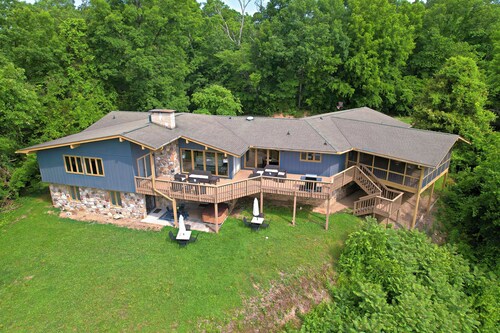 Ultimate Pigeon Forge Getaway 7-Bedroom Retreat Sleeps 20 in the Heart of It All