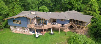 Ultimate Pigeon Forge Getaway 7-Bedroom Retreat Sleeps 20 in the Heart of It All