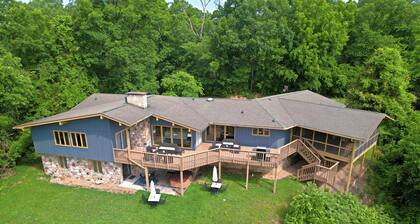 Ultimate Pigeon Forge Getaway 7-Bedroom Retreat Sleeps 20 in the Heart of It All