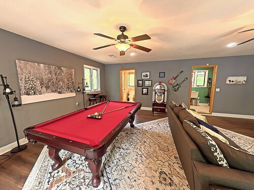 Ultimate Pigeon Forge Getaway 7-Bedroom Retreat Sleeps 20 in the Heart of It All