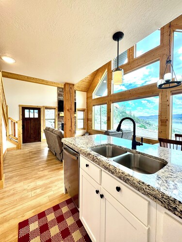 New Rental. Sleeps 8. Family Getaway with Great Views of Panguitch Lake & Sunset