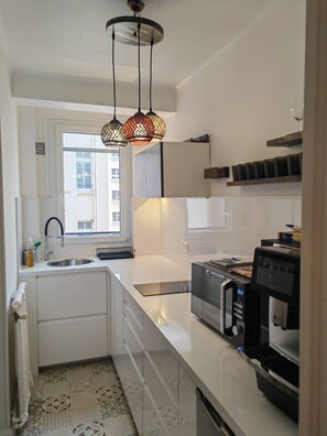 Fridge, microwave, stovetop, dishwasher - Appartement Bord de Seine Calme (Paris)