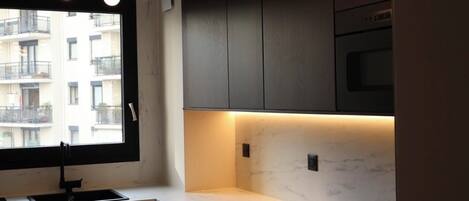 Réfrigérateur, micro-ondes, four, plaque de cuisson