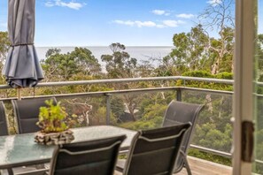 Outdoor dining - 32 Arthurs ave · The Eagles Nest! (McCrae)