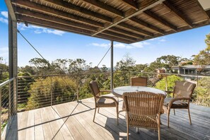 Outdoor dining - 32 Arthurs ave · The Eagles Nest! (McCrae)