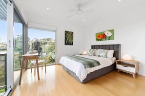 Desk, iron/ironing board, WiFi, bed sheets - 32 Arthurs ave · The Eagles Nest! (McCrae)