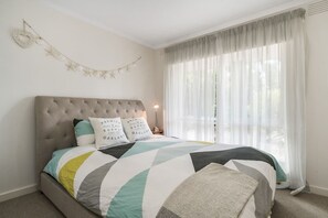 4 室のベッドルーム、デスク、WiFi (無料)、ベッドシーツ