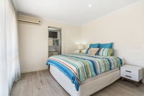 4 室のベッドルーム、デスク、WiFi (無料)、ベッドシーツ