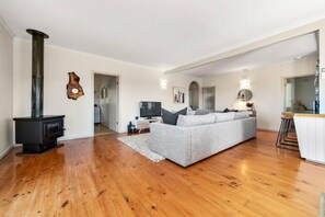 TV, fireplace - 40 Tuerong Street, Rye · Treetops Horizon (Rye)