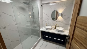 Douche, serviettes fournies