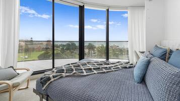 3 bedrooms, desk, travel cot, WiFi