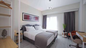 Caja fuerte, escritorio, espacio para trabajar con un portátil