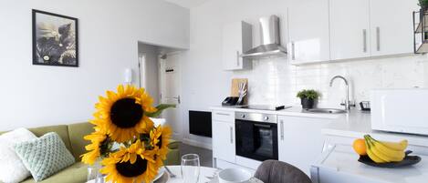 Kjøleskap, mikrobølgeovn, ovn og kokeplater