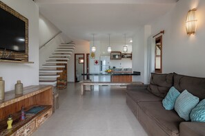 Living area - CASA SABIÁ COM VISTA PISCINA, DECK E VALE GRINGOS _ ALTO PADRÃO ARRAIAL DAJUDA (ARRAIAL DAJUDA, PORTO SEGURO)