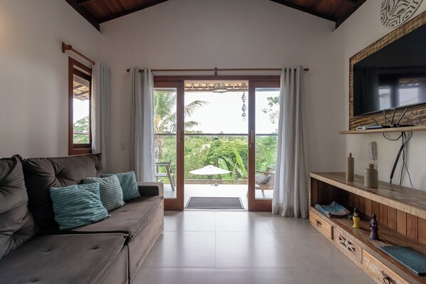 Living area - CASA SABIÁ COM VISTA PISCINA, DECK E VALE GRINGOS _ ALTO PADRÃO ARRAIAL DAJUDA (ARRAIAL DAJUDA, PORTO SEGURO)