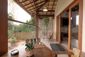 Outdoor dining - CASA SABIÁ COM VISTA PISCINA, DECK E VALE GRINGOS _ ALTO PADRÃO ARRAIAL DAJUDA (ARRAIAL DAJUDA, PORTO SEGURO)