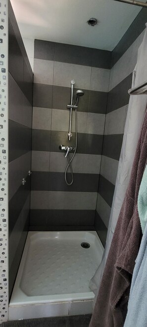 Doccia, asciugacapelli, asciugamani, sapone