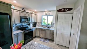 Een koelkast, een microgolfoven, een oven, een kookplaat