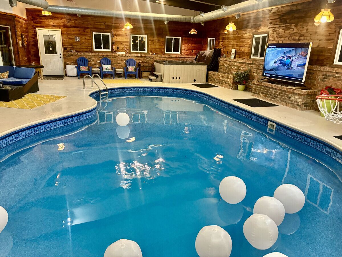 Huge Estate Property w/ indoor pool, sauna, hot tub, sleeps up to 28