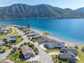 A residential area with houses near a lake, surrounded by mountains. - Stunning views, private hot tub, walk everywhere (Manson)