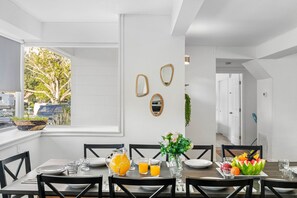 Dining - Just WOW! + Heated Pool + 10 Mins to Beach + Games + Foosball & More! (Seminole)
