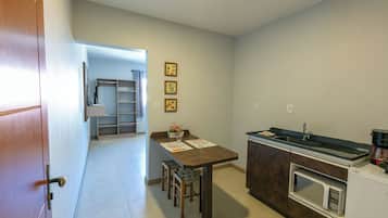 Basic Apartment | Private kitchen | Dining tables