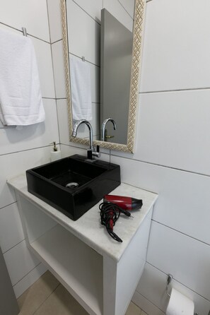 Căn hộ | Phòng tắm | Buồng tắm vòi sen, khăn tắm, giấy vệ sinh 