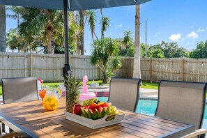 Outdoor dining - Luxurious Spa Retreat with Stunning Pool in Palm Harbor (Palm Harbor)